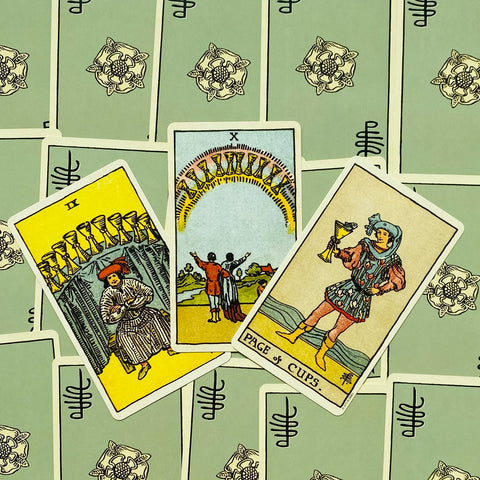 Tarot kortos Rider‑Waite stiliaus, trijų atvirų kortų rinkinys (Ten, Nine, Page of Cups) ant žalių nugarėlių, ryškūs geltoni tonai