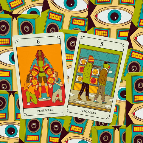 Tarot kortos Pentacles — dvi išklotos kortos (6 ir 5) su ryškiais oranžiniais ir žaliais piešiniais ant akių‑garsiakalbių raštuoto fono