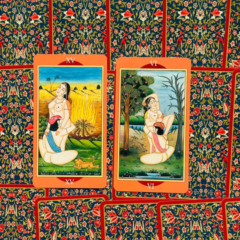 tarot kortos — erotinės indų ikonografijos kortos numeriais XV ir VI, oranžiniai rėmeliai, dvi atverstos kortos skirtos ritualams ir skaitymams