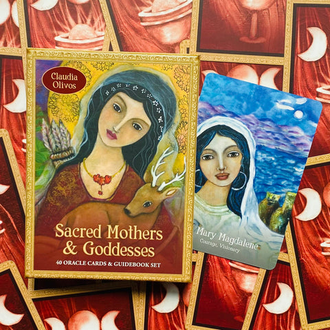 Orakulo kortų rinkinys Claudia Olivos „Sacred Mothers & Goddesses“ su dėžute ir Mary Magdalene korta, matomas pakrypęs kampas