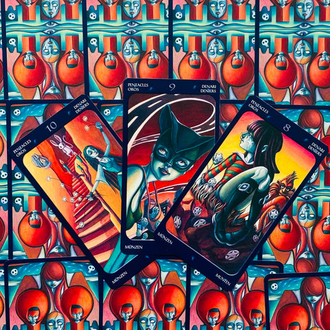 Tarot kortos Pentacles komplektas — trys atverstos kortos su ryškiais raudonais ir mėlynais piešiniais ant kartojamo fono