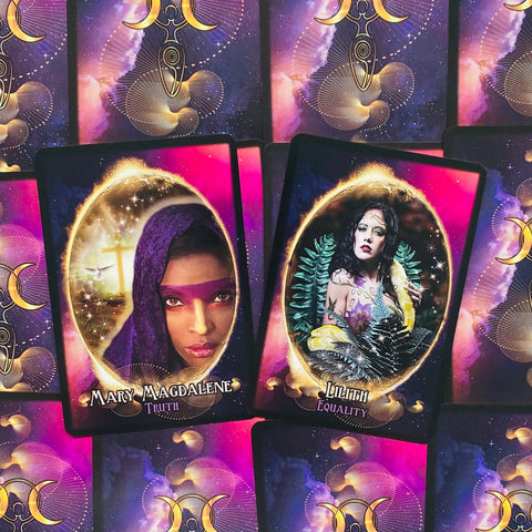 Tarot kortos su atverstu Mary Magdalene ir Lilith dizainu, ryškūs violetiniai fonai ir auksiniai akcentai