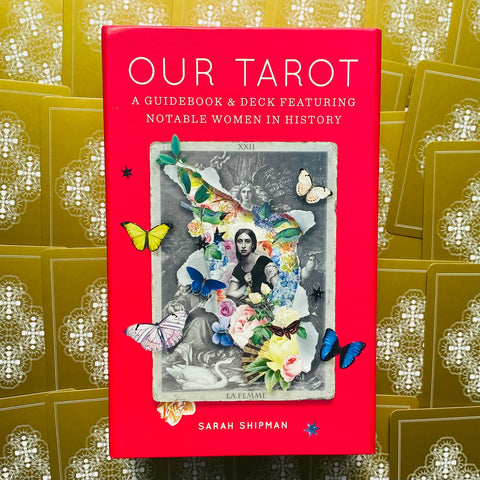 Our Tarot tarot kortų rinkinys Sarah Shipman — ryškiai koralinis dėklas su koliažo viršeliu ir drugeliais, centrinis priekinis vaizdas ant auksinio kortų fono