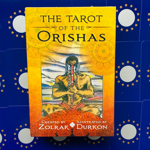 Tarot kortos The Tarot of the Orishas geltonas viršelis su medituojančiu personažu, detalus dėžutės priekis parduotuvės sąraše