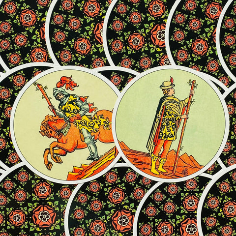 Tarot kortos su juodomis nugarėlėmis ir raštu, rodanti lazdelžių kortų variantus: jojantis riteris ant žirgo ir stovintis jaunuolis su lazda