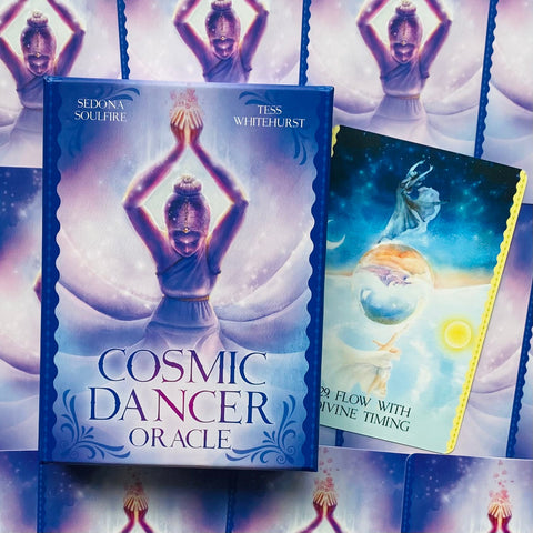 Cosmic Dancer orakulo kortų rinkinys, mėlynas–violetinis dėklas su autorių vardais ir viena ištraukiama korta su geltonu kraštu