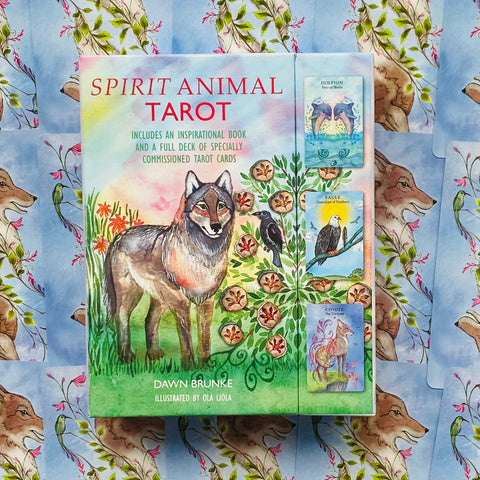 Spirit Animal Tarot kortų rinkinys Dawn Brunke, pastelinė viršelio iliustracija iš priekio su trijų pavyzdinių kortų fragmentais