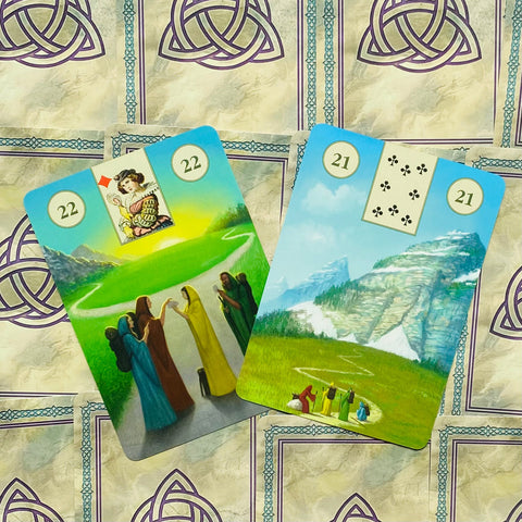Kortos Lenormand – atviri numeruoti 21 ir 22: spalvotos peizažinės kortelės su vingiuotu keliu, žmonių figūromis ir keltų rašto nugarėlė