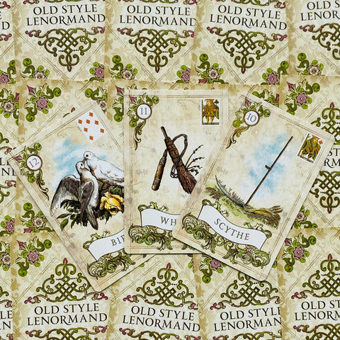 Lenormand kortos Old Style, trijų kortų išdėstymas: Paukščiai, Plakimas, Kirtys ant ornamentuotos pakuotės