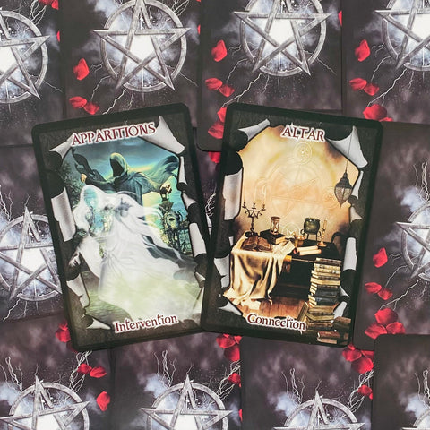 tarot kortos rinkinys su dviem atverčiamosiomis kortomis Apparitions (Intervention) ir Altar (Connection), tamsiu fonu ir raudonais rožių žiedlapiais