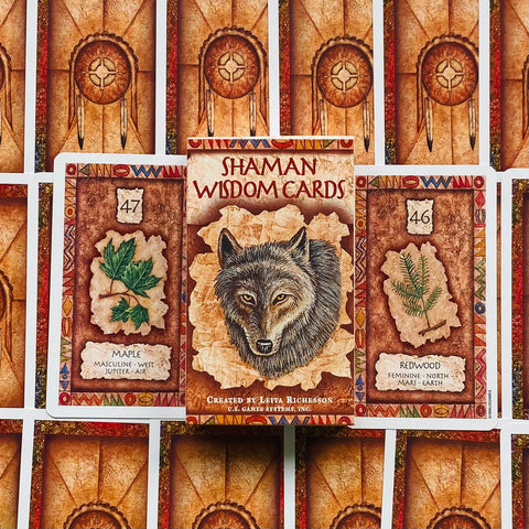 kortų rinkinys Shaman Wisdom — centrinis vilko viršelis, šalia 46 Redwood ir 47 Maple kortos ant sendinto popieriaus fono