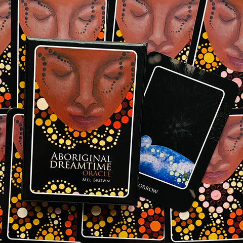 Aboriginal Dreamtime oracle kortos dėžutėje, matomas priekis su taškiniu dizainu ir viena atversta korta su Žemės iliustracija