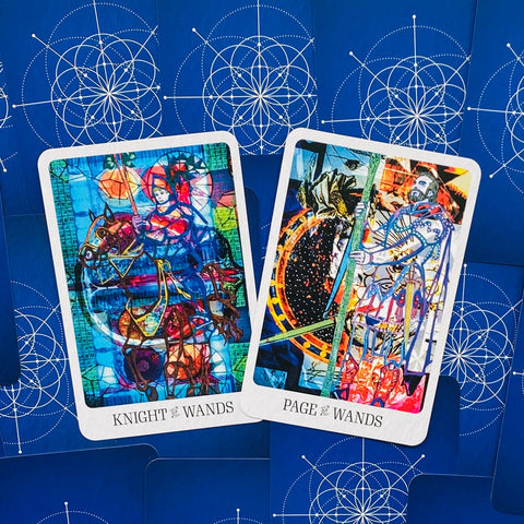 Tarot kortos spalvotos, pristatomos dvi kortos (Knight of Wands ir Page of Wands) ant mėlynos geometrinės nugarėlės