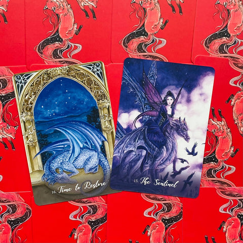 Tarot kortos su mėlyna Time to Restore drakono korta ir violetine The Sentinel sargybinės iliustracija, raudonos lapų nugarėlės fone