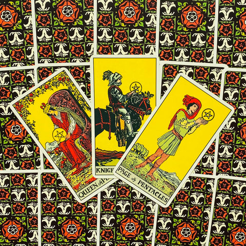 Tarot kortos Rider–Waite komplektas: trys Pentaklų kortos išdėstytos vėduokle ant juodai‑raudonų dekoratyvių nugarėlių, unikalus variantas