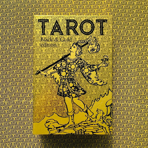 Tarot kortos Black & Gold leidimas – auksinė dėžutė su juodais piešiniais ant raštuoto auksinio fono