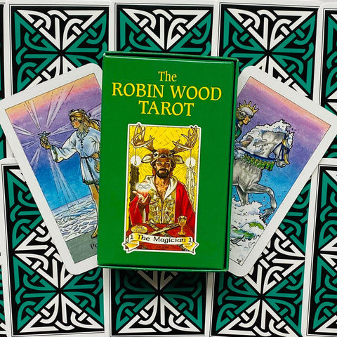 Robin Wood tarot kortos žalia dėžutė su „Magician“ priekiniu piešiniu ir dvi parodos kortos, atskleidžiančios dizainą ir nugarėlę