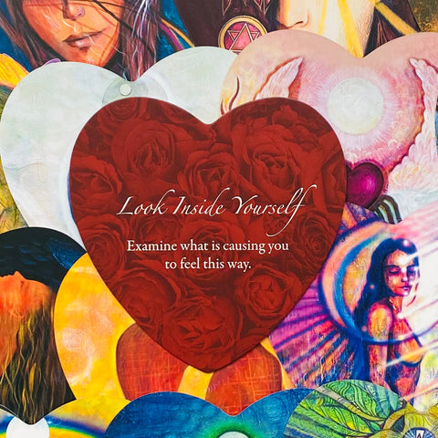 Širdies formos kortelė raudonais rožių motyvais su anglų užrašu "Look Inside Yourself", dekoratyvi koliažo fone, skirta įkvėpimui.