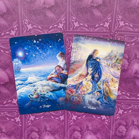 Tarot kortos su išskirtinėmis 25 Prayer ir 24 Wisdom iliustracijomis, atverstos ant violetinio raštuoto fono