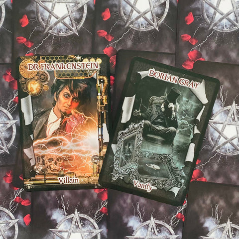 Tarot kortos su Dr. Frankenstein ir Dorian Gray iliustracijomis, steampunk juoda tema ir raudonais rožių žiedlapiais ant nugarėlių