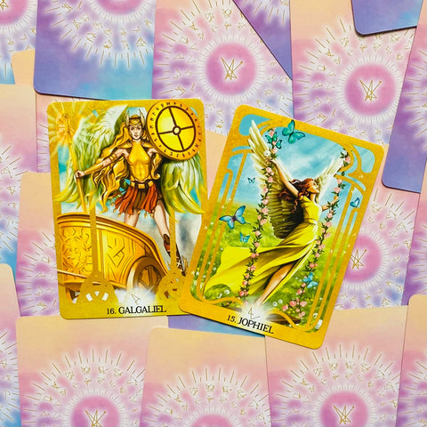 Tarot kortos – angelų dizaino priekiai: auksinė Galgaliel (16) ir gelsva Jophiel (15) ant pastelinio fono