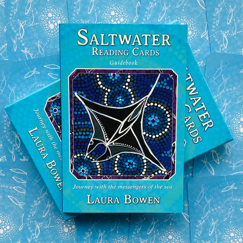 Saltwater skaitymo kortos Laura Bowen, turkio dėžutė su gidų knygele matoma iš viršaus, sukrautos ir pavaizduotos kelių dizaino variantų