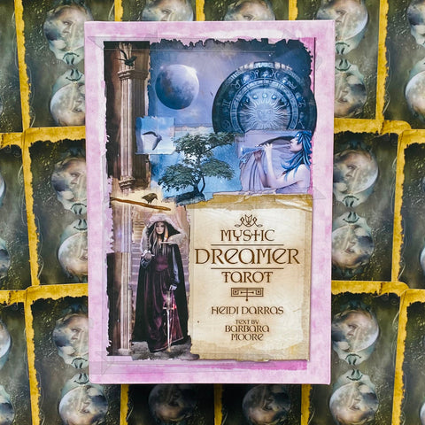 Mystic Dreamer tarot komplektas rožinėje dėžutėje, priekis su iliustracijomis ir mėnulio motyvais, fono kortos skirtos variantei