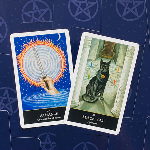 tarot kortos su atviromis kortomis: Athame (mėlynas fonas, kardas) ir Black Cat (juoda katė, ritualinė scena)