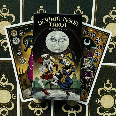 Deviant Moon tarot kortos – dėžutė centre ir trys atverstos kortos su tamsiais, gotikiniais piešiniais