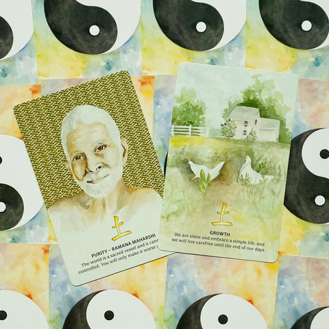 orakulo kortos su Ramana Maharshi ir „Growth“ korta, portretas kairėje, ūkio scena dešinėje, yin‑yang nugarėlės