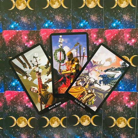 Tarot kortos fanuotos trimis atverstomis kortomis (Seven of Wands, Five of Wands) ant mėnulio fazių kosminio fono