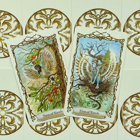 Tarot kortos akvarelinė versija, dvi atidengtos kortos (Four of Wands ir Five of Wands) peržengiamos virš ornamentinių nugarėlių
