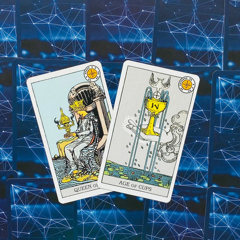 Tarot kortos Rider–Waite, dvi atverstos kortos (Karalienė taurėms ir Taurių tūzas) iš arti ant mėlyno tinklo fono