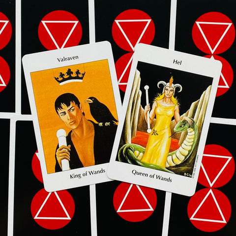 tarot kortos Valraven/Hel, dvi atviros King ir Queen of Wands kortos su geltonais motyvais ant juodos nugarėlės su raudonais trikampiais