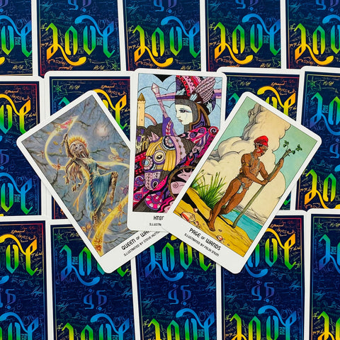 Tarot kortos, fanuotos iš viršaus: trys iliustruotos kortos (Queen, Knight, Page) ant mėlyno‑žalsvų holografinių nugarėlių