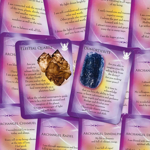 Orakulo kortos su violetiniu rėmeliu, centrinės Elestial Quartz ir Dumortierite kortos, platus išklotinys