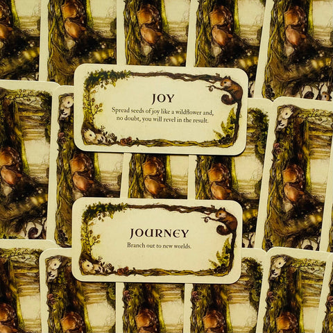 Kortų rinkinys su miško iliustracijomis, matomi Joy ir Journey kortų priekiniai dizainai artimas planas
