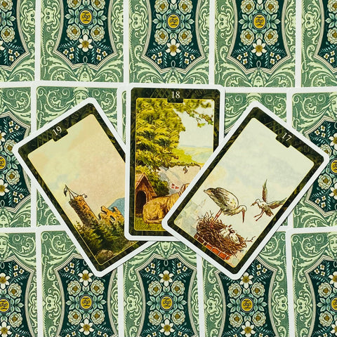 tarot kortos su žaliu ornamentiniu nugarėliu, trijų kortų išklotinė (numeriai 17–19) iš viršaus, rodoma produkto ypatybė