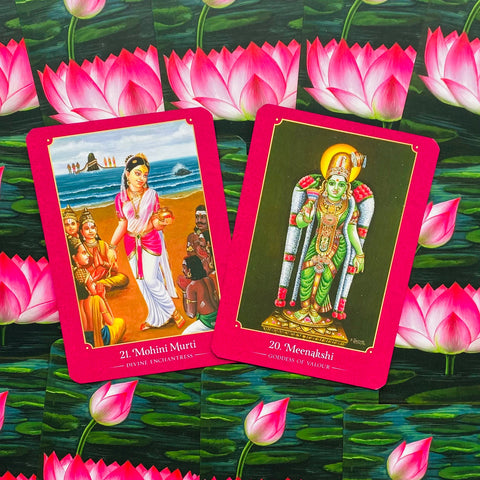 tarot kortos du rožinių rėmų dievybių kortų komplektas ant lotoso fono, detalios ir ryškios iliustracijos