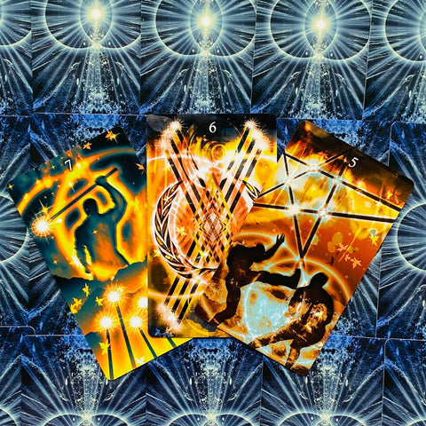 tarot kortos trijų kortų išklotė su ryškiais oranžiniais ir mėlynais atspalviais, centre numeriai 6‑7‑5 ir abstraktūs siluetai