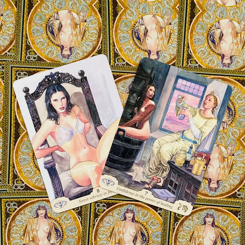 tarot kortos — du iliustruoti kortų variantai ant auksinio ornamentuoto fono, demonstruojamos priekinės pusės su įvairiomis moteriškomis scenomis