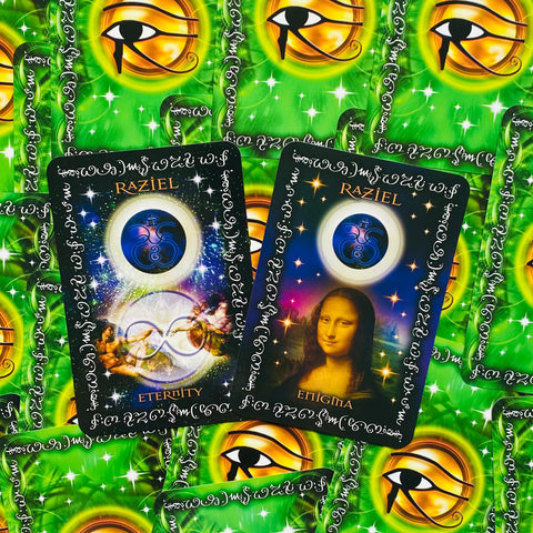 Orakulų kortos Raziel: dvi atverstos Eternity ir Enigma kortos ant žalių nugarėlių, matomas priekis ir detalės