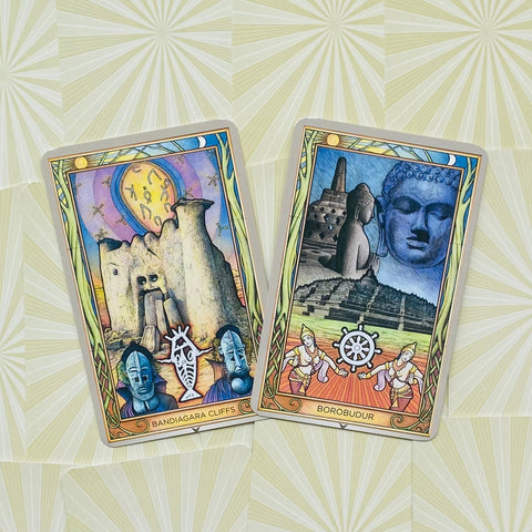 tarot kortos su Bandiagara Cliffs ir Borobudur motyvais, ryškūs piešiniai ir kontrastingos spalvos, plokščias išdėstymas galerijoje