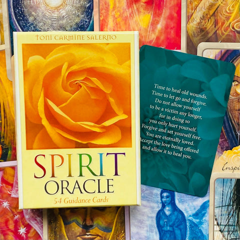 Spirit Oracle kortų rinkinys su geltona rože ant dėžutės ir atversta žalsva korta su išgijimo žinute