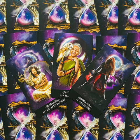Tarot kortos su kosminėmis, violetinėmis iliustracijomis: trys atverstos kortos (senolė su pelėda, elnias, sprendimai) ant raštuoto fono