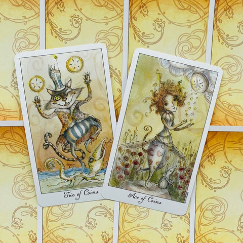 tarot kortos akvarelinės iliustracijos, dvi atviros kortos — svyruojantis katinas (Two of Coins) ir naujos pradžios moteris (Ace of Coins)