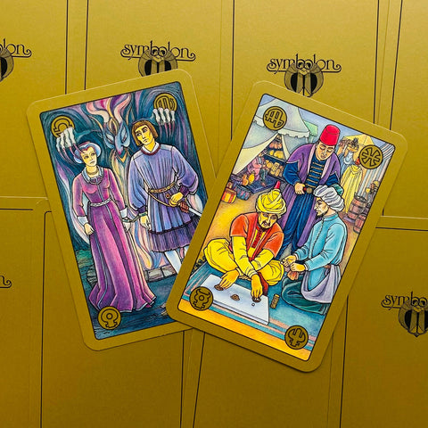 tarot kortos Symbolon su auksiniu užpakaliu, dvi iliustruotos kortos pakreiptos ant dėžių fono, rodo skirtingus variantus