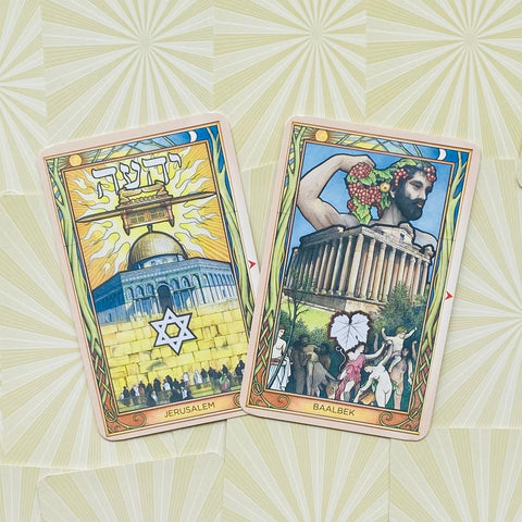 Tarot kortos dvi kortos Jerusalem ir Baalbek ant šviesaus raštuoto fono, išdėstytos šiek tiek pasvirusios