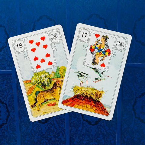 Kortos Lenormand, dvi kortos (18 Šuo ir 17 Gandras) ant mėlyno fono, kampu užfiksuota poros kompozicija