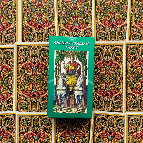 Tarot kortos Ancient Italian žalia dėžutė, centrinė pakuotė ant ornamentinių kortų nugarėlių, rodanti komplekto dizainą